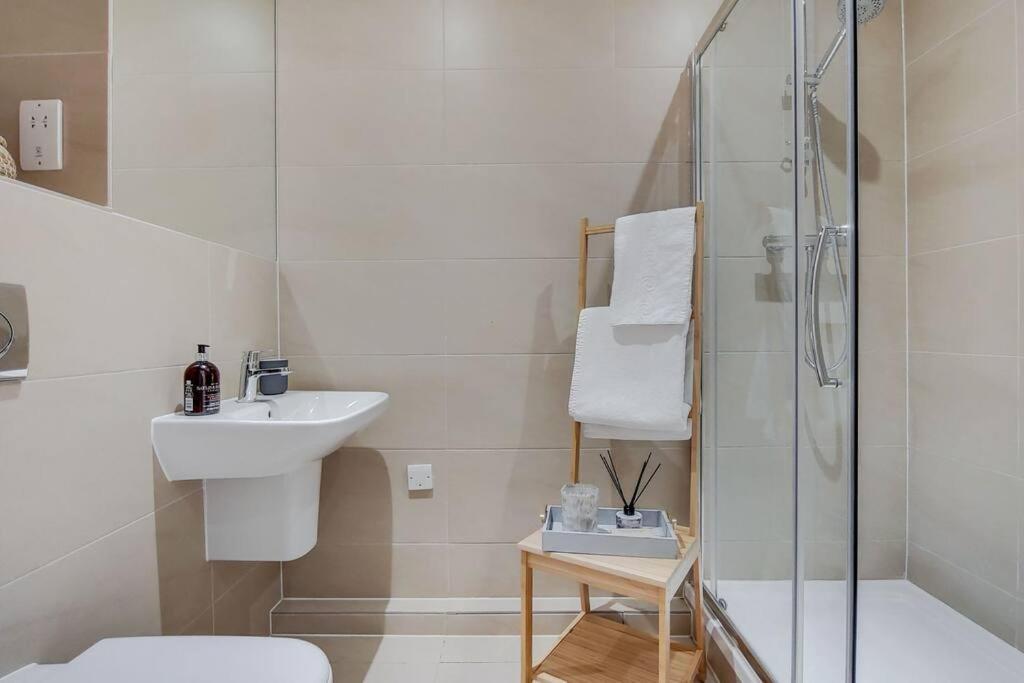 Br2 - Stunning 1 Bed Heart Of Borough